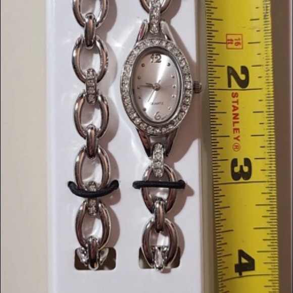 Avon Quartz sparkling watch and bracelet set silverstone - Picture 2 of 4
